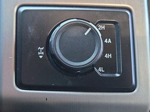 Used 2015 Ford F150 Platinum w/ Equipment Group 701A Luxury image 19