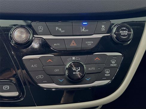 Used 2024 Chrysler Pacifica Touring-L image 9