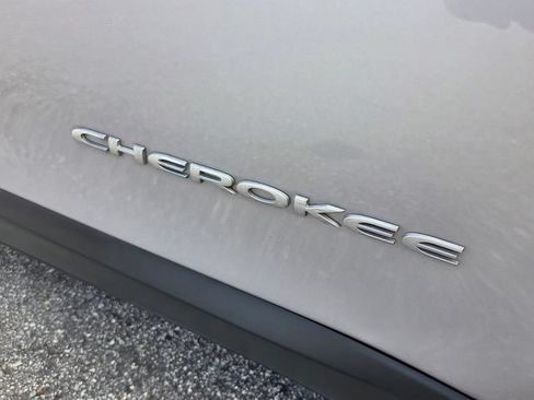 Used 2021 Jeep Cherokee Latitude FWD image 18