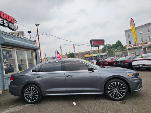 Used 2022 Volkswagen Passat 2.0T image 3