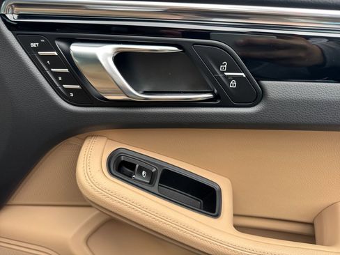 Certified 2025 Porsche Macan image 20