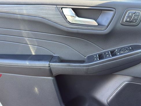 Certified 2025 Ford Escape Platinum w/ Class II Trailer Tow Package image 12