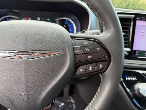 Used 2023 Chrysler Pacifica Touring-L w/ S Appearance Package FWD image 16
