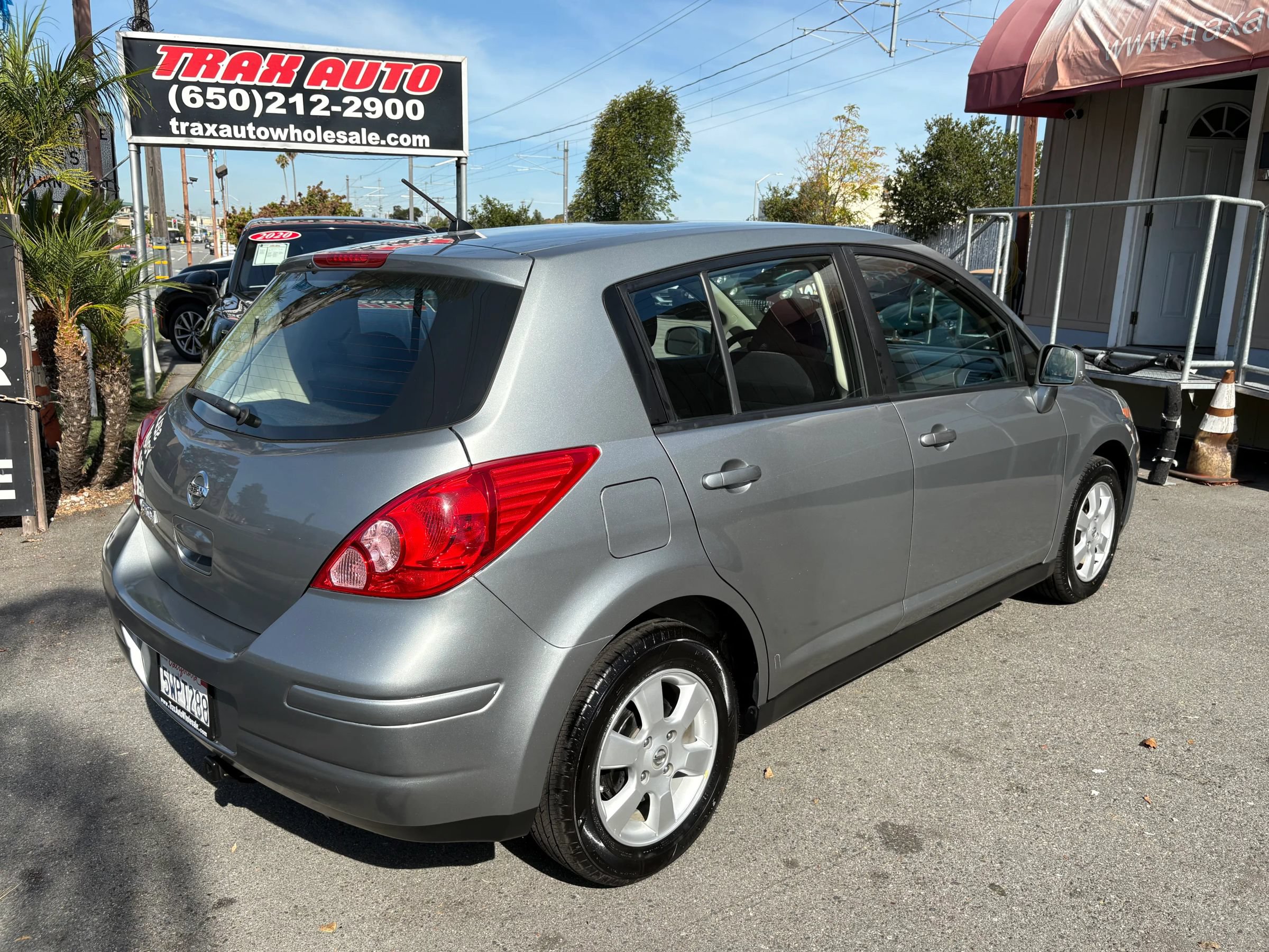 Used 2007 Nissan Versa Hatchback FWD image 3