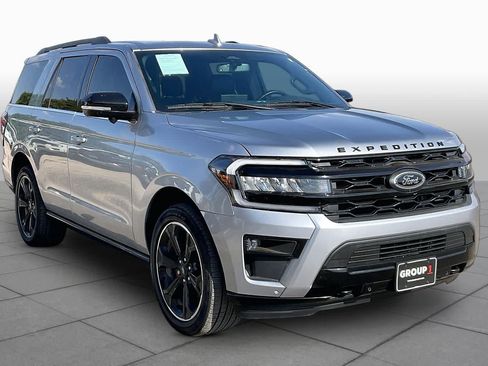 Used 2024 Ford Expedition Limited AWD/4WD image 3