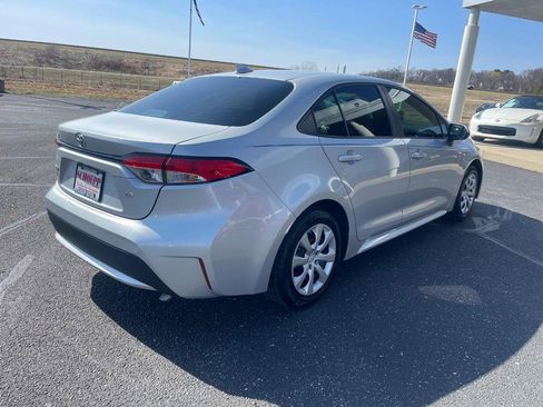 Used 2021 Toyota Corolla LE image 3