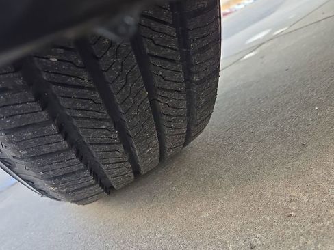 Used 2023 Toyota Highlander XLE image 11