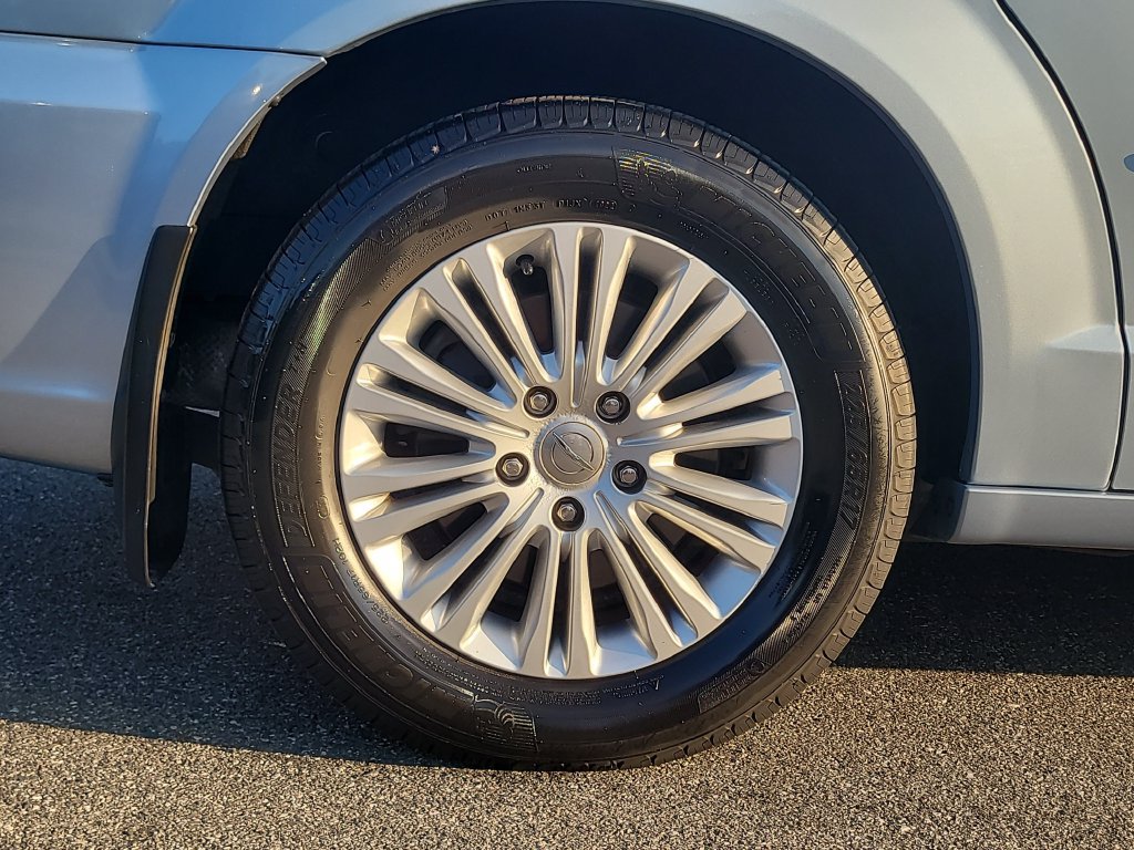 Used 2016 Chrysler Town & Country Touring-L FWD image 6