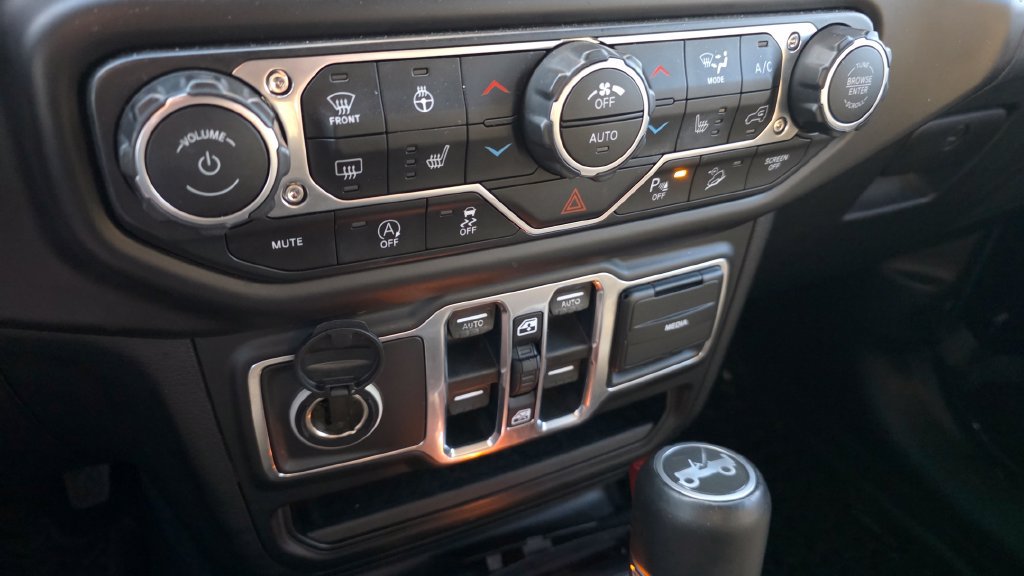 Used 2018 Jeep Wrangler Unlimited Sahara w/ Uconnect 4C Nav & Sound Group AWD/4WD image 21