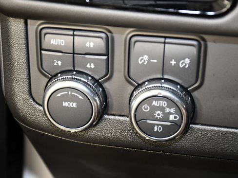 Used 2025 GMC Yukon AT4 AWD/4WD image 37