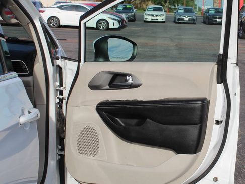 Used 2023 Chrysler Pacifica Touring-L FWD image 10