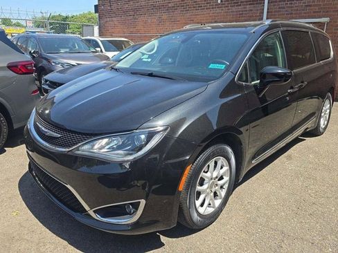 Used 2020 Chrysler Pacifica Touring-L FWD image 1