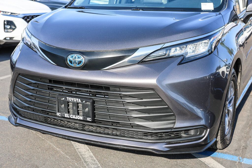 Certified 2023 Toyota Sienna LE w/ LE Plus Package FWD image 18