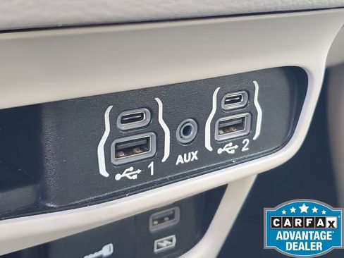 Used 2022 Chrysler Pacifica Touring-L image 34