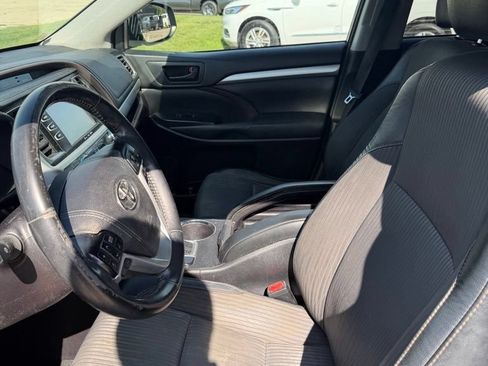 Used 2018 Toyota Highlander Plus w/ Carpet Mat Package (TMS) AWD/4WD image 4