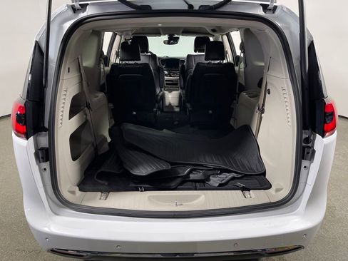 Used 2024 Chrysler Pacifica Touring-L image 10