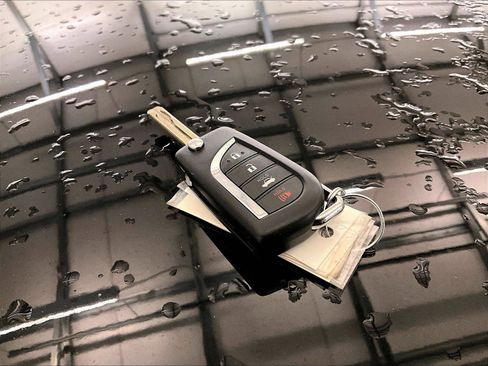 Used 2023 Toyota Camry SE image 9