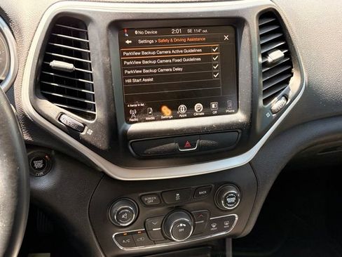 Used 2018 Jeep Cherokee Latitude Plus FWD image 15