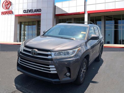 Used 2017 Toyota Highlander XLE AWD/4WD image 4