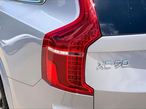 Used 2025 Volvo XC90 B5 Core AWD/4WD image 28