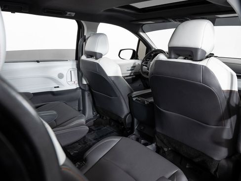 Used 2022 Toyota Sienna XSE w/ XSE Plus Package image 23