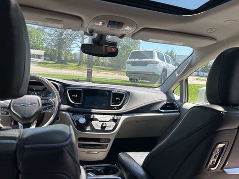 Used 2020 Chrysler Pacifica Limited w/ Advanced Safetytec Group FWD image 13