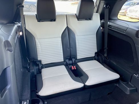Certified 2025 Land Rover Discovery Metropolitan Edition AWD/4WD image 33