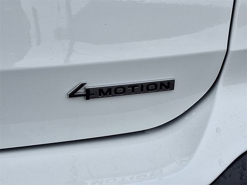 Certified 2025 Volkswagen Taos SE image 34