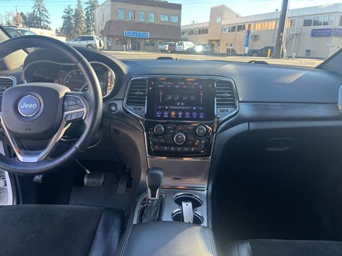 Used 2019 Jeep Grand Cherokee Altitude image 12