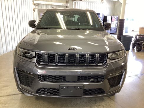 New 2026 Jeep Grand Cherokee Limited w/ Limited Altitude Package AWD/4WD image 9