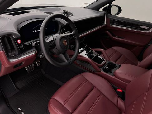 Used 2024 Porsche Cayenne S image 12