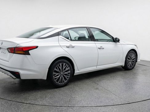 Used 2025 Nissan Altima 2.5 SV FWD image 9