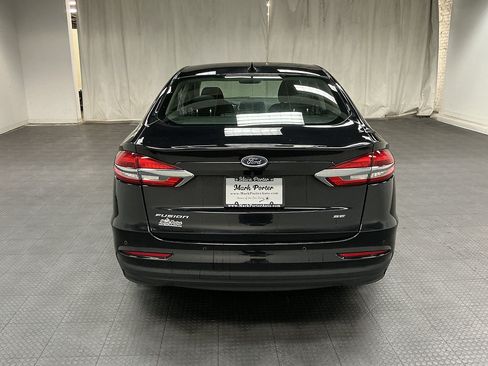 Used 2019 Ford Fusion SE FWD image 4