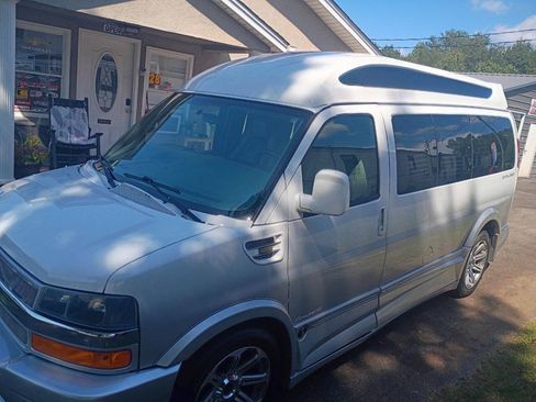 Used 2017 Chevrolet Express 2500 RWD image 3