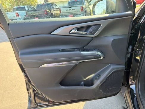 Used 2025 Chevrolet Traverse LT image 18