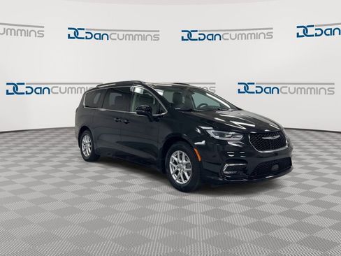Used 2022 Chrysler Pacifica Touring-L FWD image 2