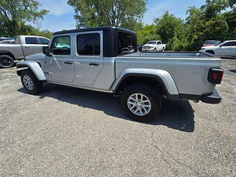 Used 2023 Jeep Gladiator Sport AWD/4WD image 4