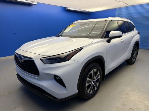 Used 2022 Toyota Highlander XLE image 4