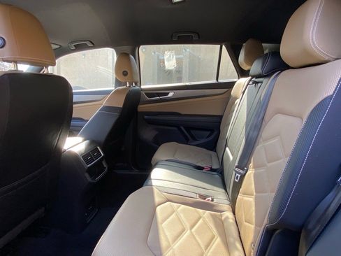 Used 2024 Volkswagen Atlas Cross Sport SE w/ Black Wheel Package image 19