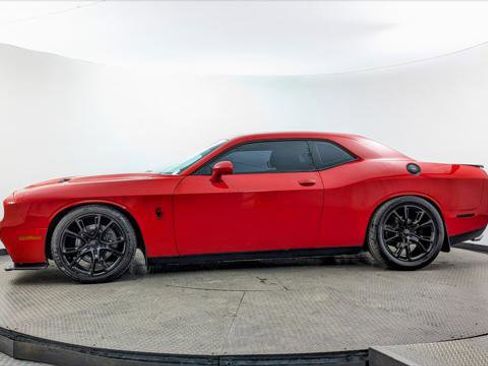 Used 2016 Dodge Challenger R/T image 3