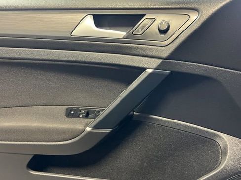 Used 2019 Volkswagen e-Golf SE w/ Driver Assistance Package image 11