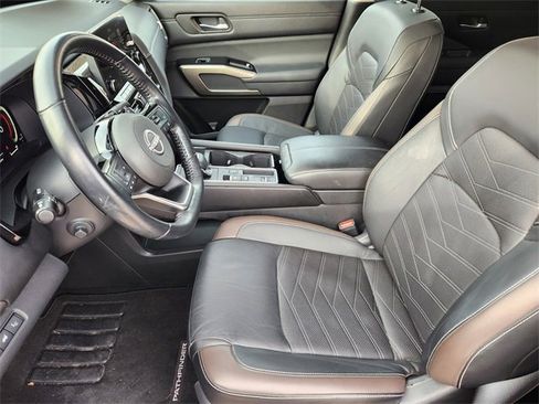 Used 2024 Nissan Pathfinder Platinum image 13