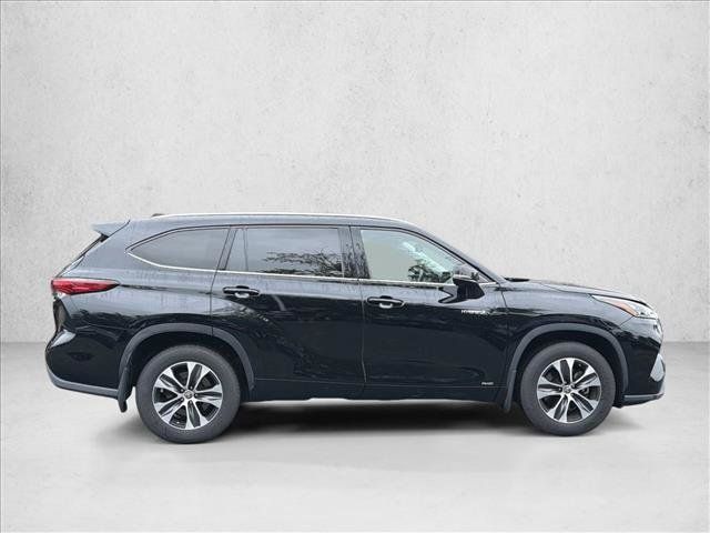 Used 2020 Toyota Highlander XLE AWD/4WD image 4