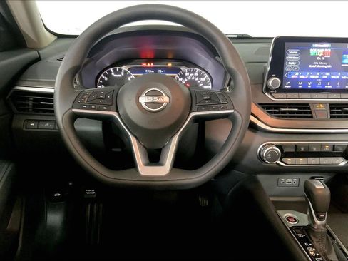 Used 2025 Nissan Altima 2.5 SV FWD image 5