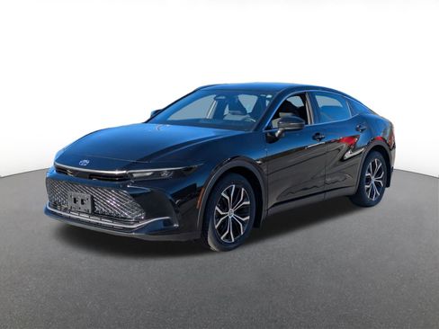 Used 2023 Toyota Crown XLE image 5