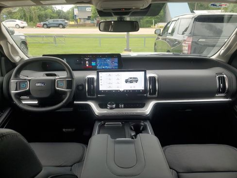 Used 2026 Ford Expedition Max Platinum w/ Driver's Package AWD/4WD image 9