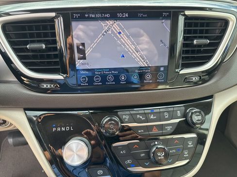 Used 2018 Chrysler Pacifica Touring-L w/ Advanced Safetytec Group image 23