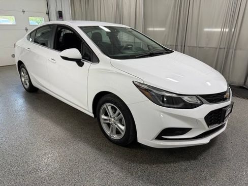 Used 2017 Chevrolet Cruze LT w/ Convenience Package FWD image 3