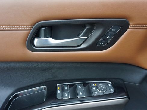 Used 2023 Nissan Pathfinder Platinum image 4