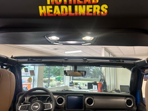 Used 2022 Jeep Gladiator Rubicon w/ Cold Weather Group image 18